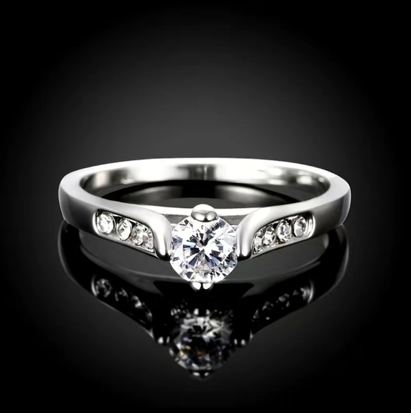 Gleaming Silver plated Zircon Ring - Picture 3 of 5